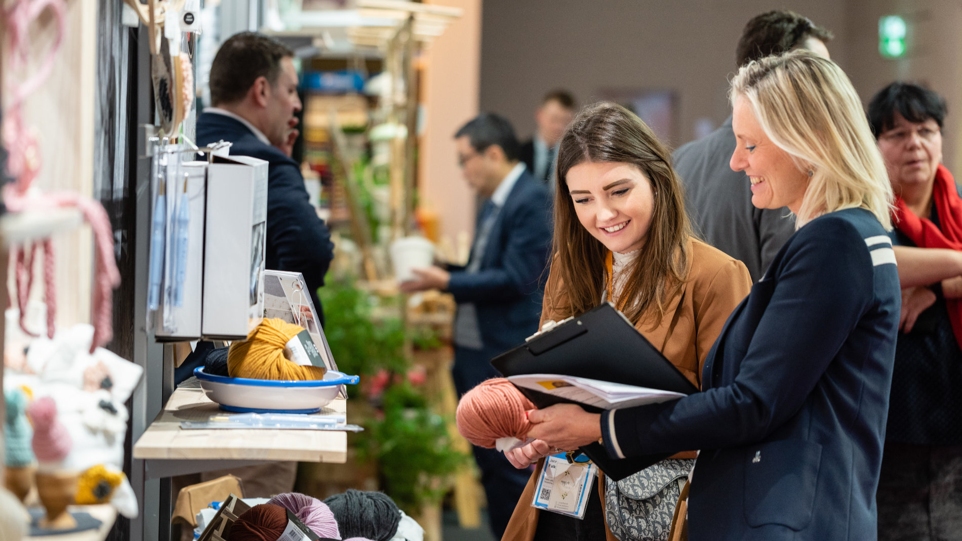 2 Frauen an einem Messestand auf der Creativeworld