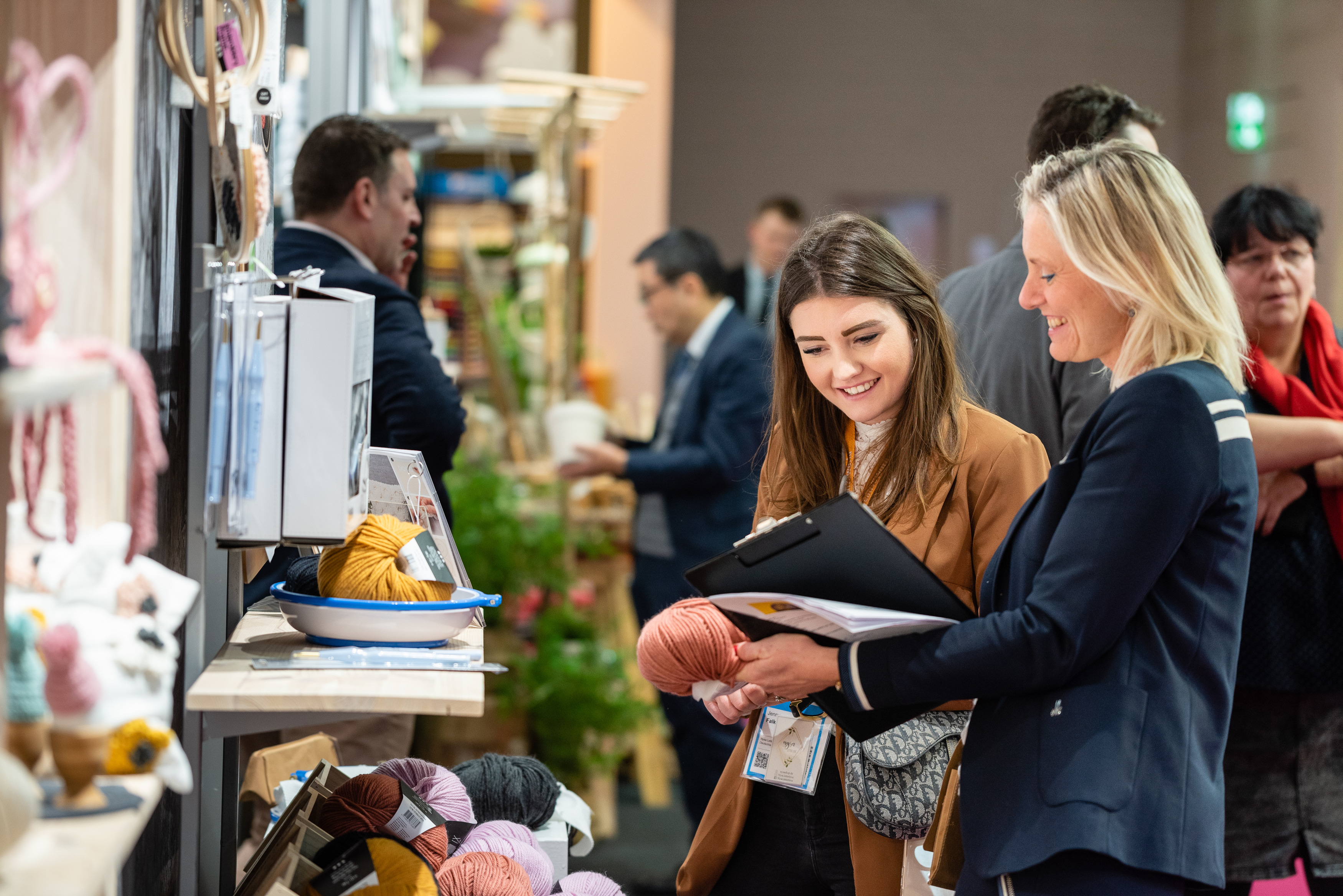 2 Frauen an einem Messestand auf der Creativeworld