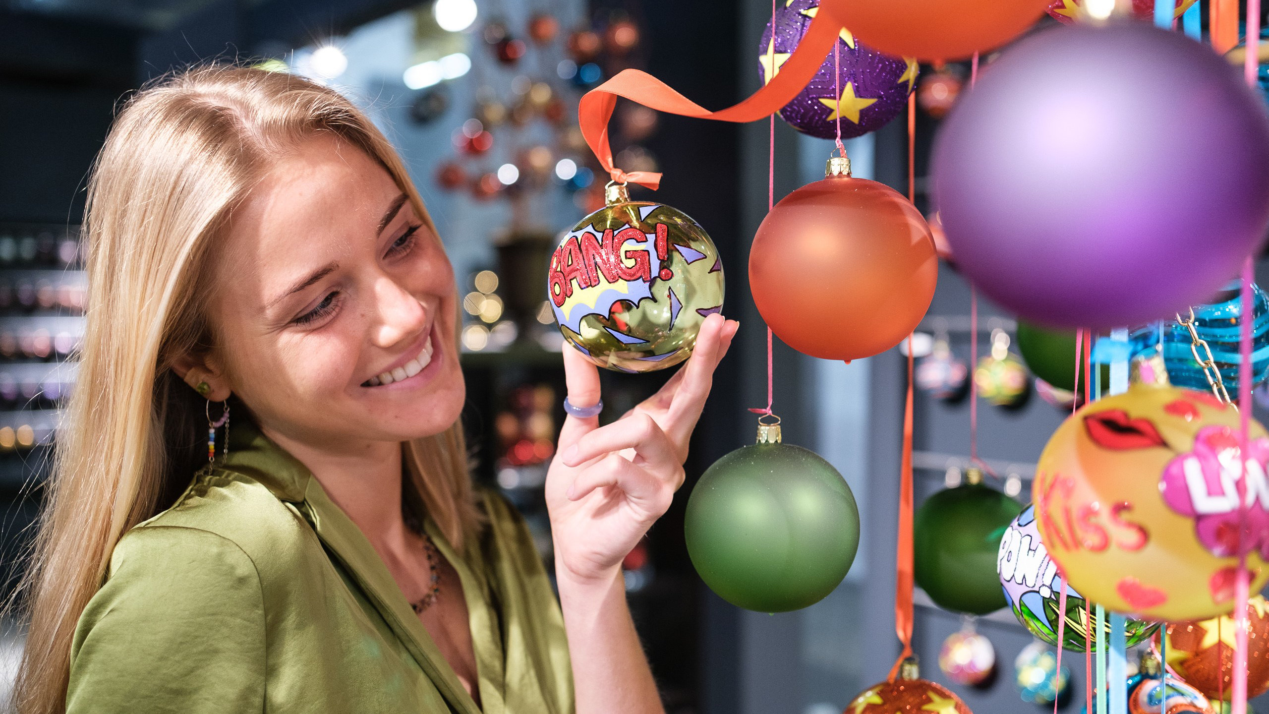 Christmasworld: Frau mit Weihnachtsbaumkugeln